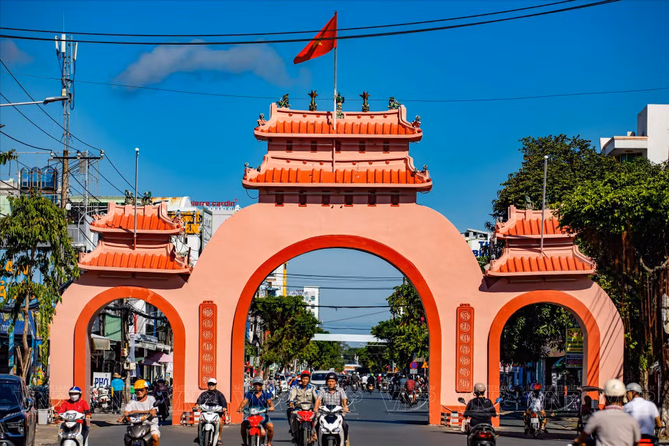 La porte Tam Quan, construite en 1955, est un "témoin" historique du développement de la ville et est étroitement associée à la vie spirituelle de la population locale.