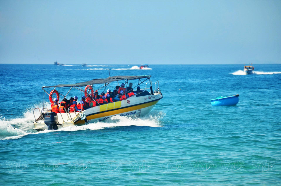 Les touristes viennent sur l'île de Ky Co en canoë.