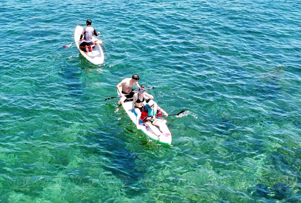 Par beau temps, l'eau de mer de Ky Co est claire et vous pouvez voir le fond d'en haut.