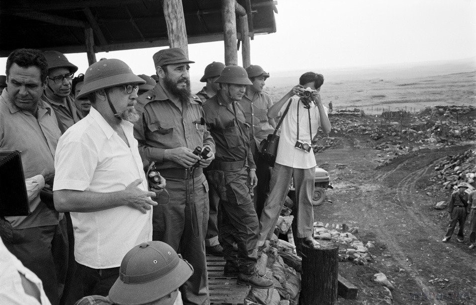 Le premier secrétaire du Comité central du PCC et Premier ministre de la République de Cuba, Fidel Castro, effectue une visite d'inspection à la base militaire de Doc Mieu, le long de la clôture électronique de McNamara, détruite par les forces armées et la population du Sud du pays (15 septembre 1973).