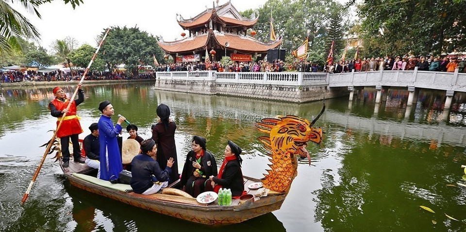 Scène de "Quan ho" (chant alterné) sur un étang communal à la fête de Lim, dans le bourg de Lim, district de Tien Du, province de Bac Ninh. Le Quan ho de Bac Ninh a été inscrit par l'UNESCO au patrimoine culturel immatériel de l'humanité. Photo: VNA