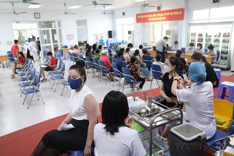 Les centres médicaux des arrondissements à Hanoï renforcent la vaccination contre le COVID-19 en août 2022. Photo: VNA