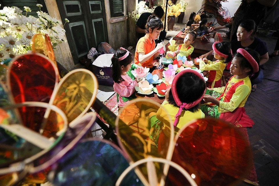 Chaque année, la Fête de la mi-automne contribue à promouvoir les valeurs culturelles nationales, offrant aux enfants une fête significative, avec des activités intéressantes et utiles. Photo: VNA
