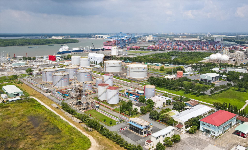 Réservoirs de PV Oil dans la zone portuaire de Cai Mep-Thi Vai.