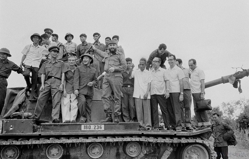 Le 15 septembre 1973, le Premier ministre Pham Van Dông et Fidel Castro, premier secrétaire du PCC et Premier ministre de la République de Cuba, visite la base militaire de Doc Mieu, située le long de la ligne de clôture électronique McNamara, détruite par les forces armées et la population du Sud du pays.