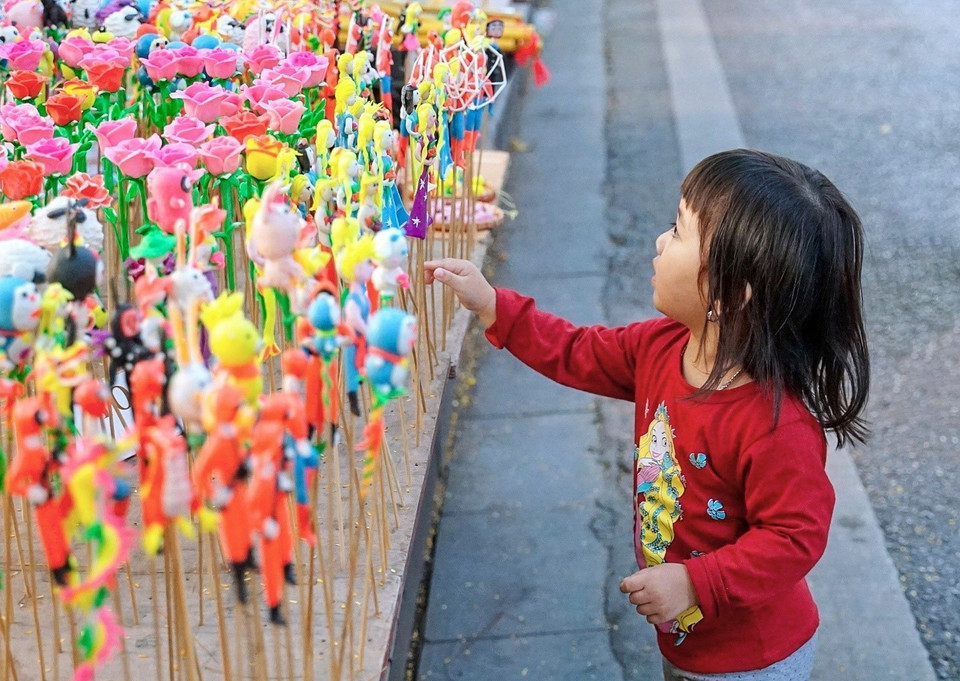 Les figurines en pâte de riz du district de Phu Xuyen attirent toujours l'attention des enfants.