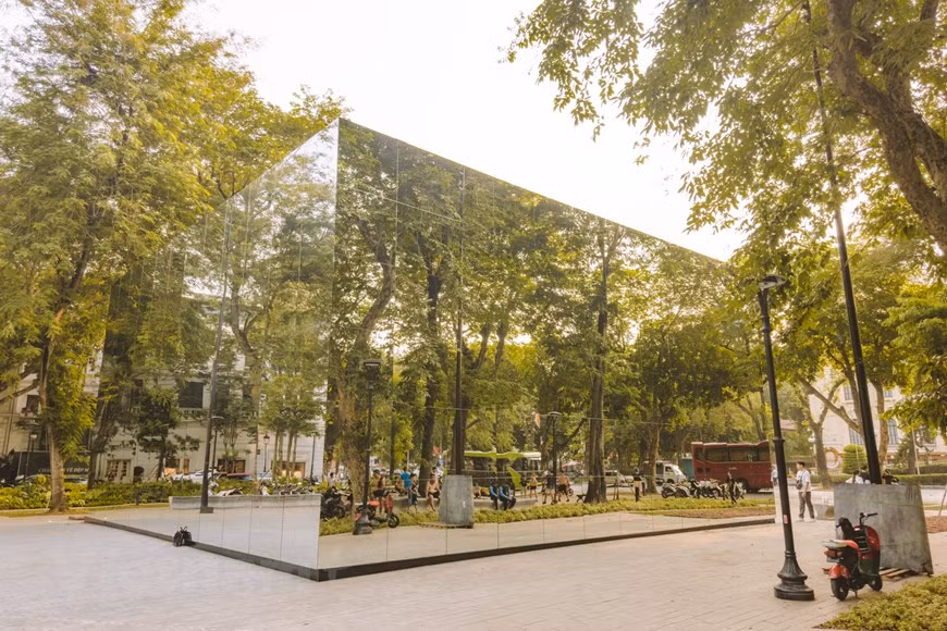 Une maison miroir a été installée au centre de l'arrondissement de Hoan Kiem.