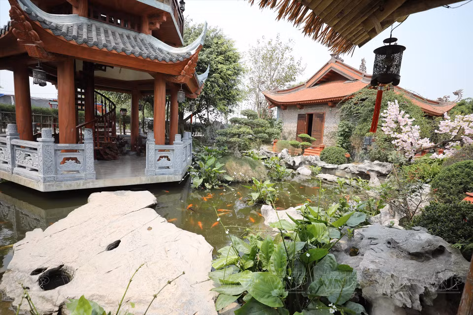 La pagode abrite un petit étang et des paysages miniatures 