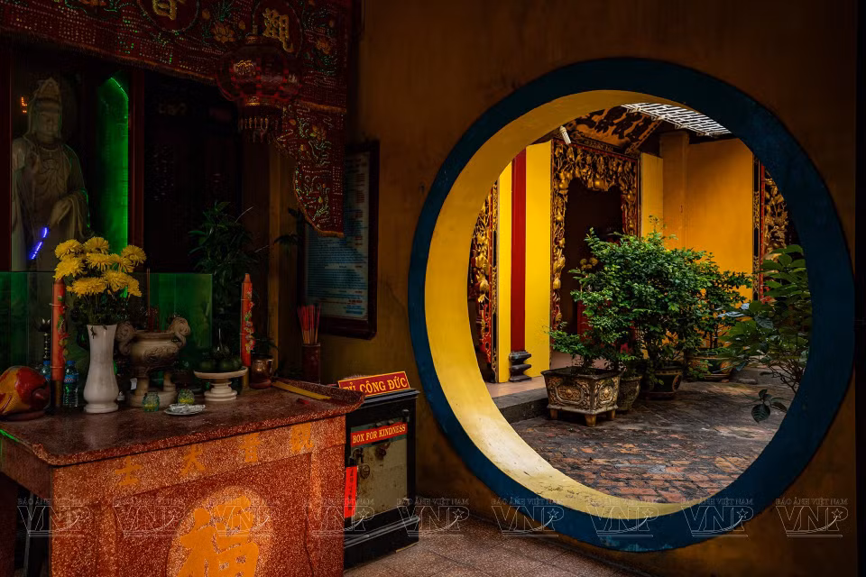 Sur les côtés gauche et droit se trouvent des zones servant de lieu de réception des visiteurs.