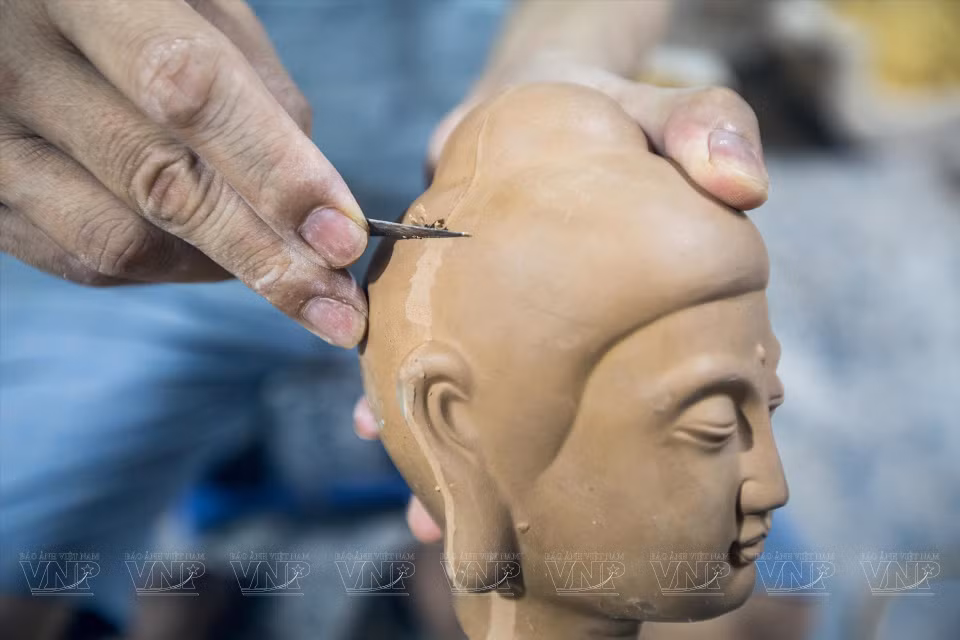Pham Minh Quang crée une statue de Bouddha. 
