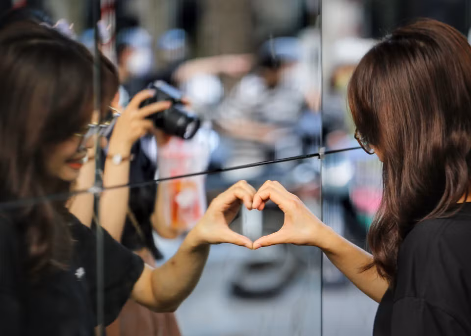 Cette maison miroir géante attire de nombreux jeunes pour prendre des photos.