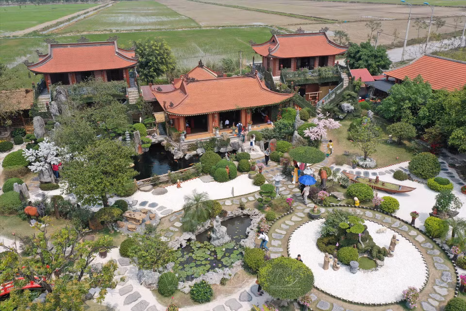 La pagode Phat Quang est située dans le hameau de Du Nhan, commune de Thanh Phong, district de Thanh Liem, province de Ha Nam.