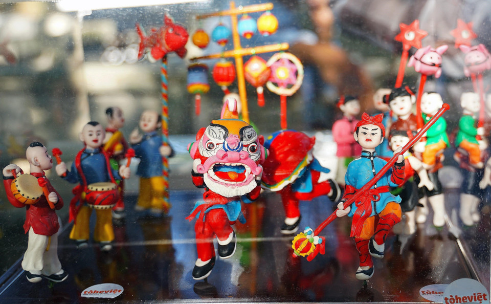 Ensemble de lanternes de la Fête de la mi-Automne fabriqué par l'artiste Dang Van Hau, basée sur les techniques de fabrication d'animaux en poudre de Dong Xuan, Pho Khach, Phu Xuyen ainsi que sur des recherches sur la culture nationale. 