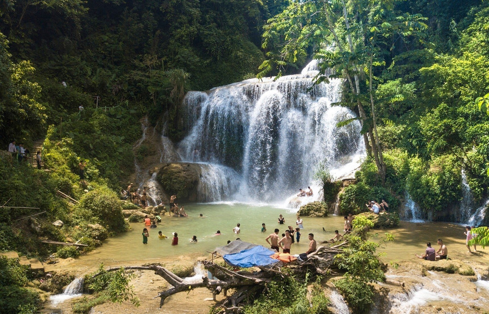 La cascade offre aux touristes un espace revigorant et d'une grande beauté.