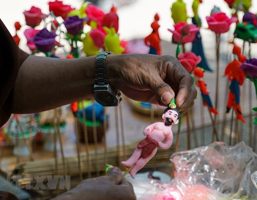 Les artisans créatifs aux mains habiles crée des tò he selon les souhaits de leurs clients.
