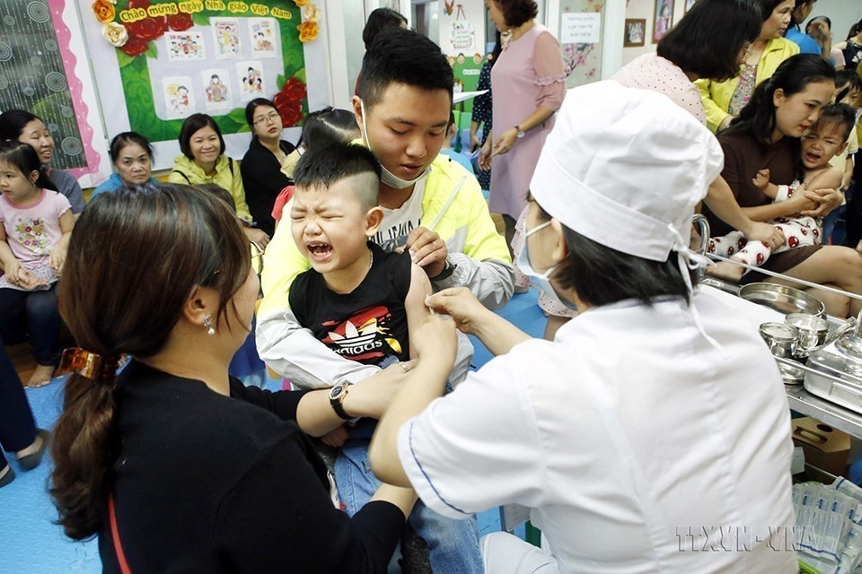Campagne de vaccination supplémentaire contre la rougeole et la rubéole dans les écoles de l'arrondissement de Hai Ba Trung à Hanoï. Photo: VNA