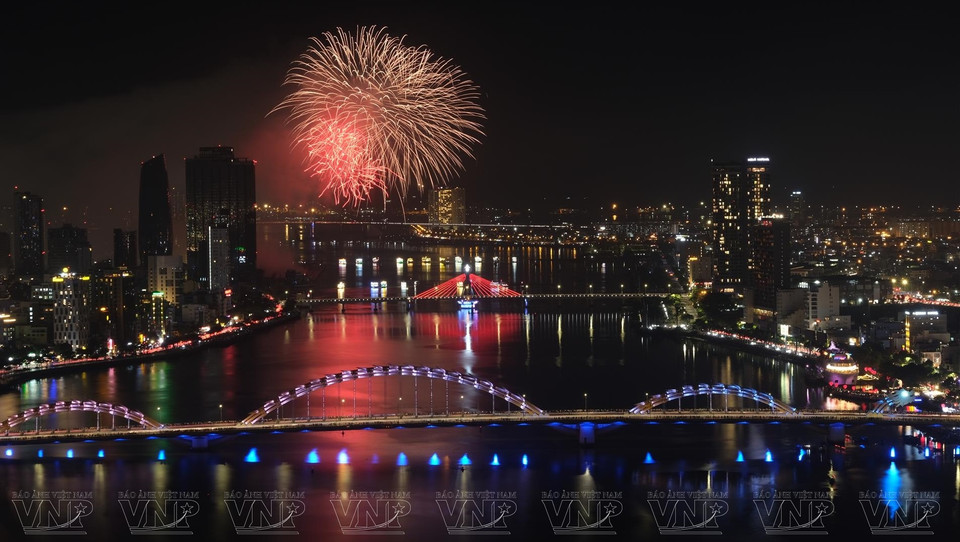 La rivière Han de la ville de Da Nang est splendide lors du Festival international des feux d'artifice 2023. Photo : DIFF