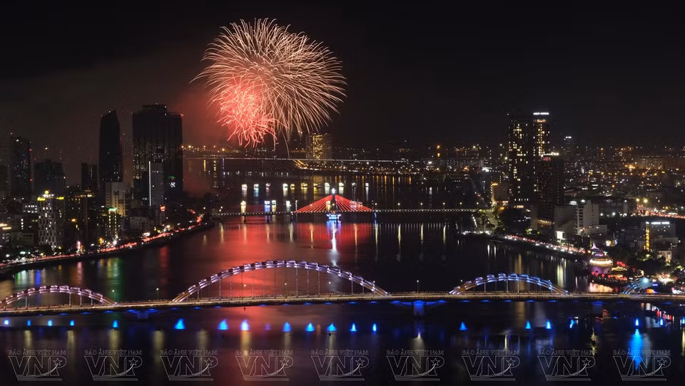La rivière Han de la ville de Da Nang est splendide lors du Festival international des feux d'artifice 2023. Photo : DIFF