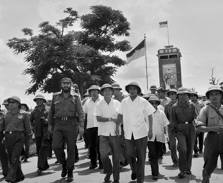 Le premier secrétaire du PCC et Premier ministre de la République de Cuba, Fidel Castro, visite la ville de Dong Ha (Quang Tri), détruite par la guerre et en cours de reconstruction (septembre 1973).