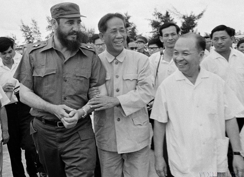 Le secrétaire général du Parti communiste du Vietnam, Lê Duân (Centre), préside la cérémonie de bienvenue du premier secrétaire du Parti communiste de Cuba (PCC) et Premier ministre de la République de Cuba, Fidel Castro, lors de sa visite au Vietnam, le 12 septembre 1973, à l'aéroport de Gia Lam (Hanoï). 