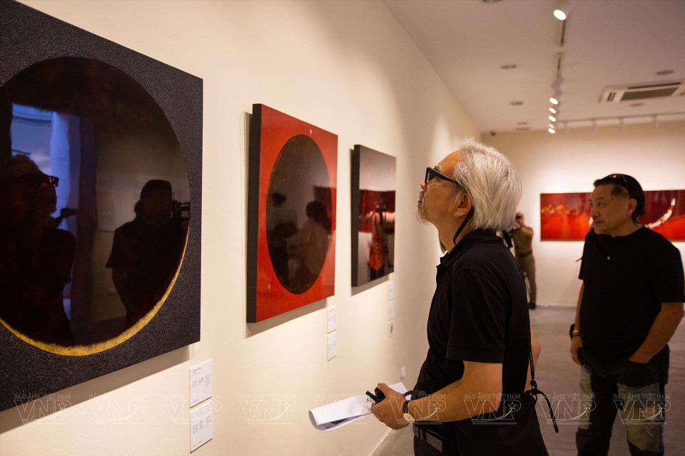 Le public adore les œuvres présentées dans l'exposition "Lune". Photo: Vietnam Illustré