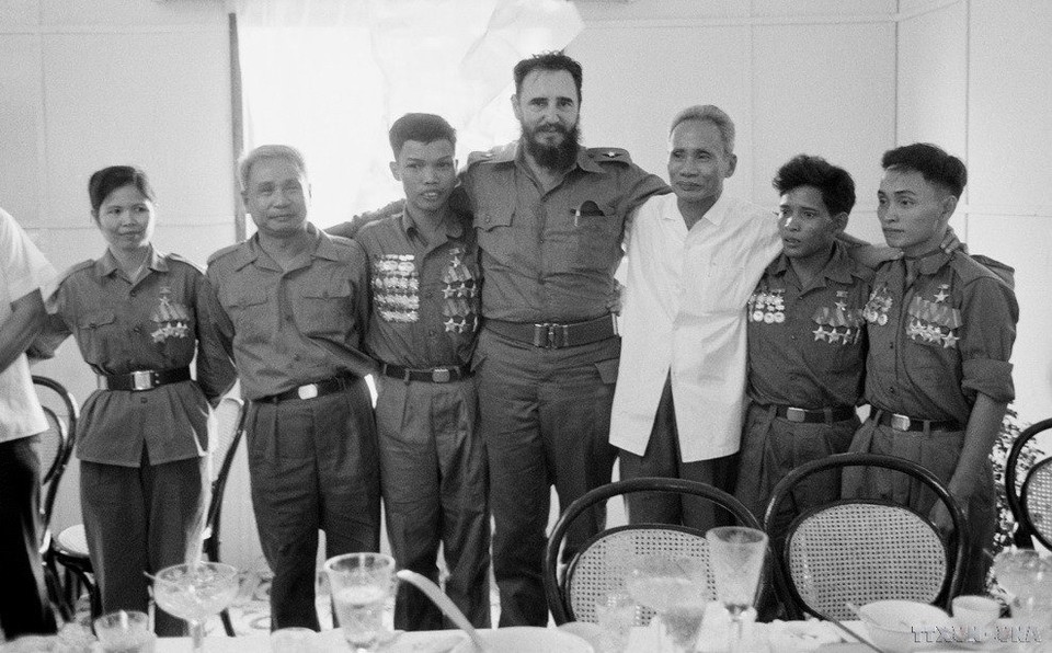 Le Premier ministre Pham Van Dông (3e à droite) et le Premier secrétaire du CC et Premier ministre de la République de Cuba, Fidel Castro, avec des héros de l'Armée de libération du Sud Vietnam (septembre 1973).