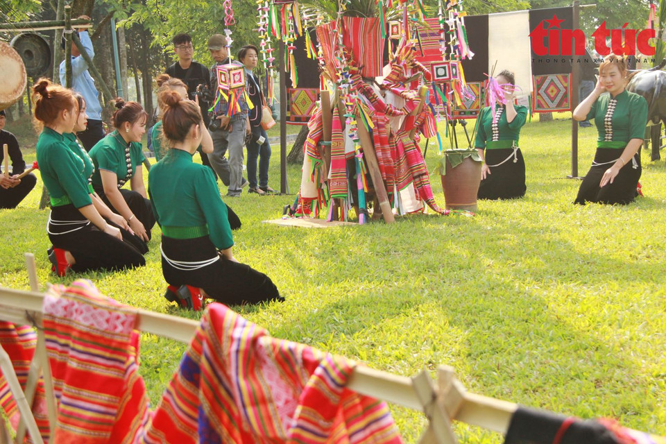 Les boîtes signifient la maison de "Then" (fée) lorsqu'elle descend sur terre.