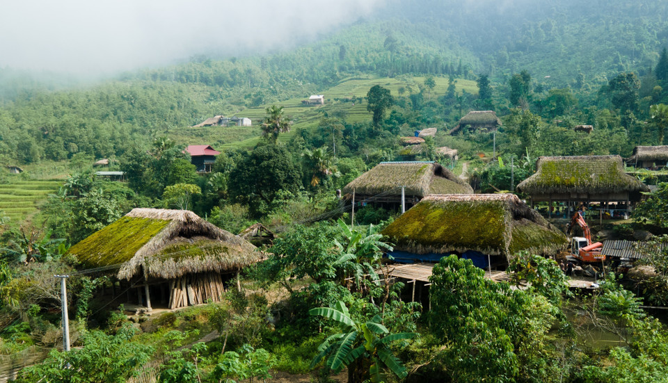 Culminant à 2427 mètres d’altitude, le sommet Tây Côn Linh est surnommé le toit de du nord-est du Vietnam. C’est ici que se niche le village de Xà Phin.