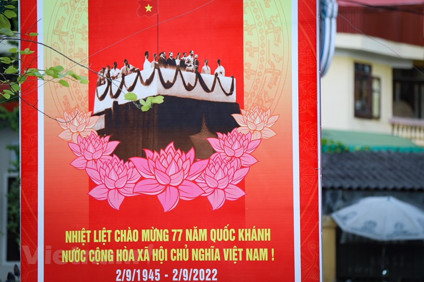 Le 2 septembre 1945, sur la place Ba Dinh à Hanoï, le Président Hô Chi Minh a proclamé l’indépendance, donnant naissance à la République démocratique du Vietnam, qui deviendra par la suite République socialiste du Vietnam. La Fête nationale rappelle toujours aux Vietnamiens des souvenirs inoubliables. Cette année, avec les compatriotes du pays, Hanoï accueille la Fête nationale dans des conditions normales, après deux années marquées par l’épidémie de Covid-19. C’est une belle opportunité pour le public de se remémorer les moments historiques du pays. Pour cette journée, toutes les rues de la capitale ont été ornées de fleurs, de drapeaux, de bannières et de slogans. Les habitants participent à un mouvement d’émulation pour célébrer cette fête importante du pays. Photo : Vietnam+