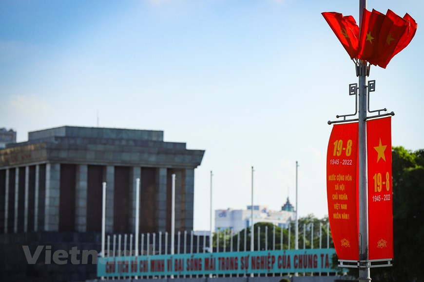 Des bannières sont accrochées autour de la place Ba Dinh, un lieu hautement symbolique de l’Histoire vietnamienne. C’est ici en effet qu’il y a 76 ans le Président Hô Chi Minh a proclamé l’indépendance, donnant ainsi naissance à la République démocratique du Vietnam devenue plus tard la République socialiste du Vietnam. Depuis cette date hautement historique, la place Ba Dinh est réservée aux meetings nationaux majeurs, aux parades militaires et aux cérémonies d’accueil en l’honneur des plus hauts dirigeants internationaux. Plus tard, la salle de conférence de l’Assemblée nationale (l’actuelle salle de conférence de Ba Dinh), et le Mémorial des Héros morts pour la Patrie ont été bâtis en face de la place. Photo : Vietnam+