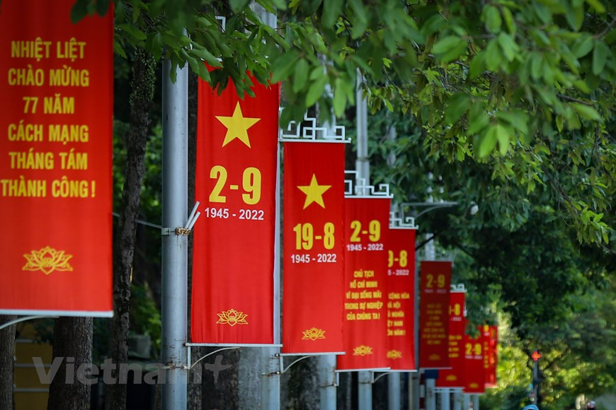 De nombreuses rues de la capitale sont ornées de drapeaux, des affiches et des bannières à cette occasion. Le 2 septembre est devenu depuis la Fête nationale au Vietnam afin de commémorer l'importance de cet évènement de 1945. Le 2 septembre est également l’occasion pour les Vietnamiens de rendre hommage à son Président Ho Chi Minh, l’oncle Hô, et de se rappeler une période historique nationale. Certains lui offrent des bâtonnets d’encens sur l’autel des ancêtres de la maison, d’autres se rendent à Ba Dinh pour le « voir ». Chaque année, de nombreuses activités commémoratives, des divertissements artistiques se tiennent le 2e jour de septembre dans l’ensemble du pays. Photo : Vietnam+
