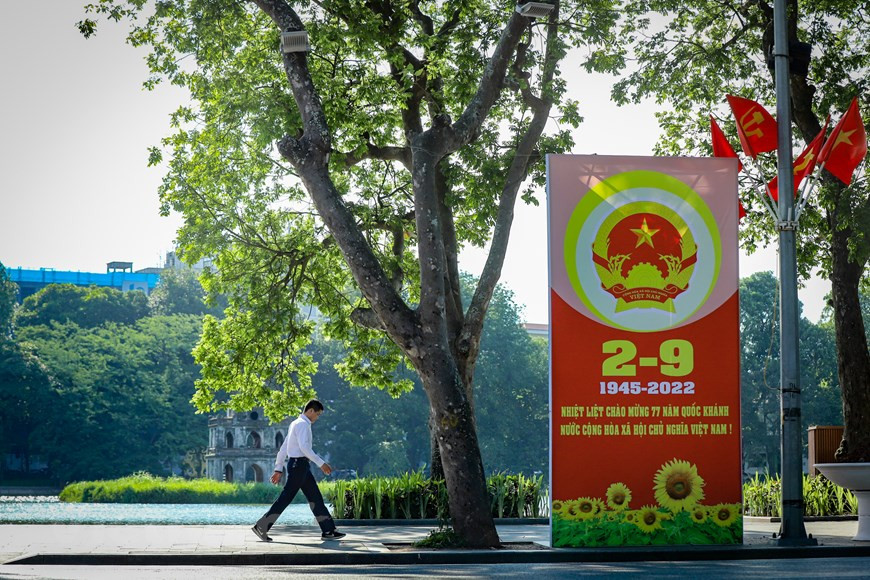 Des panneaux et des affiches sont installés autour du lac de l’Epée restituée - le coeur de la ville du dragon. Situé en plein cœur de la capitale vietnamienne, le lac de l'Épée restituée est sans doute la première image que le mot « Hanoi » évoque chez les Hanoïens résidant loin du pays. Il est vrai que ce lac en plein centre de la ville, avec son paysage calme et luxuriant, est un véritable miracle de poésie qui rend Hanoi unique aux yeux des touristes et en fait un lieu particulièrement attachant. Le lac et ses alentours constituent l’une des principales attractions de Hanoi. Les environs du lac présentent une verdure luxuriante et des édifices de deux ou trois étages datant de colonisation française. Le lac de l’Épée restituée fait partie du patrimoine culturel hanoien. Il est la perle précieuse de cette capitale millénaire. Photo: Vietnam+