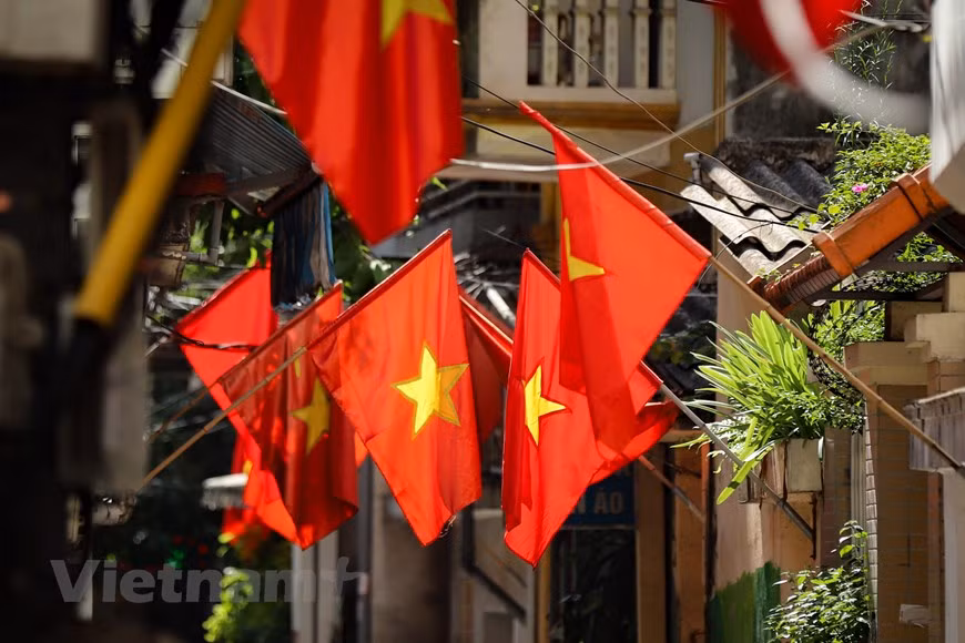 Le 2 septembre 1945, sur la place Ba Dinh, à Hanoï, le Président Hô Chi Minh proclama la Déclaration d’indépendance, donnant naissance à la République démocratique du Vietnam, le premier État démocratique populaire d’Asie du Sud-Est, ouvrant une nouvelle ère, la plus brillante, de l’histoire glorieuse de la nation : l’ère de Hô Chi Minh. Le pays tourna alors une nouvelle page de son histoire et entra dans l’ère de l’indépendance et de la liberté. Pour la première fois, un État du peuple, par le peuple et pour le peuple vit le jour, et les Vietnamiens devinrent maîtres de leur destin et de l’avenir de leur nation. La Déclaration d’indépendance a fortement exprimé la volonté et l’aspiration du peuple vietnamien. Après 77 ans, la Déclaration d'indépendance est toujours d'une grande actualité tant au niveau national qu'international. Photo : Vietnam+