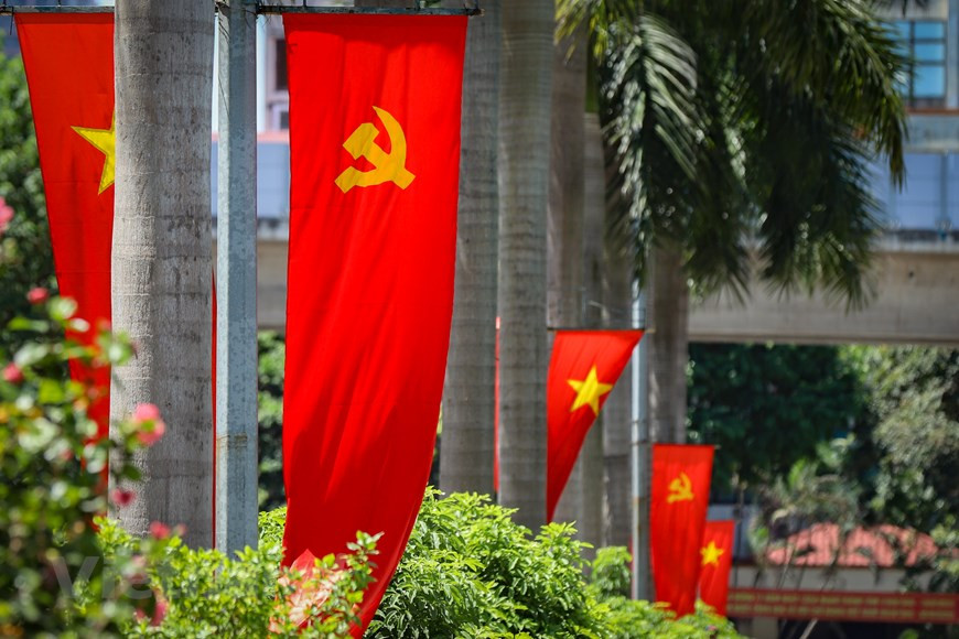 Les couleurs rouge et jaune des drapeaux nationaux se mêlent sous le soleil doré du ciel d'automne de Hanoi, contribuant ainsi à encourager les Vietnamiens à édifier et développer de manière prospère leur pays. Le Vietnam a reçu, ces dernières années, environ 430 milliards de dollars de capitaux d'investissement de 140 pays ou territoires dans près de 35.000 projets. Au cours des six premiers mois de l'année, le PIB a augmenté de 6,42 %. Le pays a établi des relations diplomatiques avec 190 pays, a organisé avec succès l'année 2017 de l'APEC, a accueilli le sommet République populaire démocratique de Corée-États-Unis en 2019, a été président de l'ASEAN en 2020, et plus encore. Photo : Vietnam+