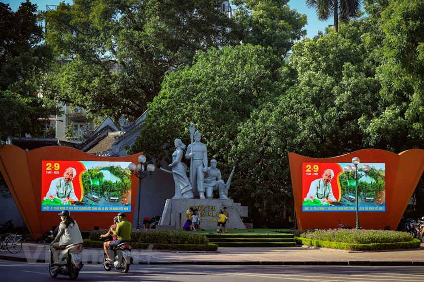 Les deux grands écrans led sont installés au Monument des Martyrs près du lac Hoan Kiêm pour présenter les images d’un Vietnam d’aujourd’hui. Surmontant les nombreuses difficultés et défis, le Vietnam est devenu une économie en développement, avec une vie de la population qui s’est largement améliorée, une situation politique et sociale stable, une défense et une sécurité garanties, et une intégration internationale de plus en plus profonde et large. Avec une croissance annuelle moyenne de 7% au cours des 35 dernières années, le pays se situe dans le groupe des 50 économies avec le plus grand Produit intérieur brut (PIB) et des 16 économies émergentes les plus prospères. Photo : Vietnam+
