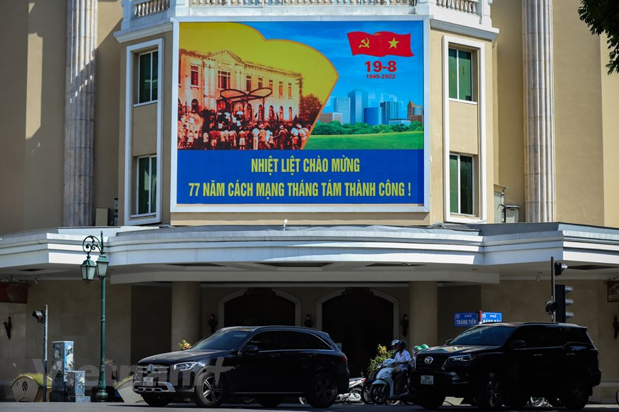 Un grand écran led est installé devant le Centre commercial Trang Tiên Plaza pour diffuser les clips saluant le 2 septembre, le jour qui marque l'indépendance du Vietnam. Trang Tiên Plaza est un des centres commerciaux les plus grands de la capitale de ce pays d’Asie du Sud-Est. Construit en 1999, ce centre est situé près de la Poste de Hanoi, face au lac de Hoan Kiêm (Epée restituée), arrondissement de Hoan Kiêm. Avec une superficie de 2.000 m2, Trang Tiên Plaza comporte 6 étages aux équipements modernes respectant les normes internationales, et il offre une grande variété de produits et de services. Photo : Vietnam+