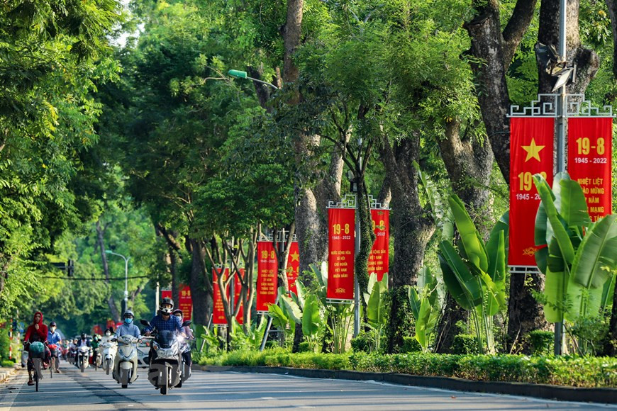 Toutes les rues de la capitale de Hanoï sont décorées de drapeaux, de bannières, de panneaux et d’affiches pour accueillir la 77e Fête nationale du pays (le 2 septembre). Pour le Vietnam, l’histoire a totalement tourné au 2 septembre 1945 une nouvelle page. On célèbre à cette date la fête nationale marquée par la création de la République démocratique du Vietnam et de l'indépendance du pays. Le 2 septembre 1945, devant 500.000 habitants à Hanoï, Ho Chi Minh, au nom du gouvernement provisoire a solennellement proclamé l’indépendance et la naissance de la République démocratique du Vietnam : « Le Vietnam a le droit d'être libre et indépendant et, en fait, est devenu un pays libre et indépendant. Tout le peuple du Vietnam est décidé de mobiliser toutes ses forces spirituelles et matérielles, à sacrifier sa vie et ses biens pour garder son droit à la liberté et à l'indépendance. ». Photo : Vietnam+