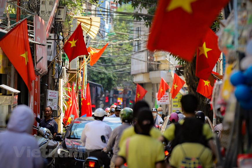 La Fête nationale est l’occasion pour les Vietnamiens de rendre hommage au Président Hô Chi Minh et de se rappeler une page glorieuse de l’Histoire nationale. La Révolution d'Août et la Fête nationale du 2 septembre sont des périodes brillantes dans l'histoire de la lutte pour la libération nationale et la défense du pays du peuple vietnamien. Depuis le 2 septembre 1945, soit plus grand événement du Vietnam au XXème siècle, les valeurs spirituelles de la grande unité nationale, de l'unité du Parti et du peuple se sont accrues au fil du temps. Ces 77 dernières années, sous la direction du Parti, le peuple vietnamien a surmonté toutes les épreuves, sacrifices et pertes pour défendre son indépendance et atteindre l'objectif de "peuple riche, pays puissant, démocratique, égal et civilisé". Photo : Vietnam+ 
