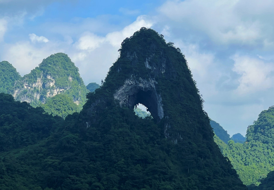 Arrivé à Cao Bang, tout le monde pense tout de suite à la beauté majestueuse de la cascade Ban Giôc et oublie que cette province possède également une montagne unique au milieu d’une magnifique vallée : Mat Thân (Œil de Dieu) ou Nui Thung. Photo : VNA