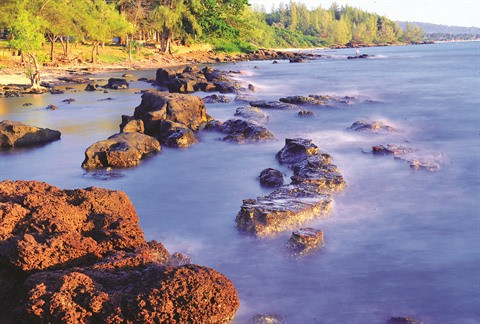 Couvrant une surface de 590 km2, cette île se trouve à 45 km de la ville de Hà Tiên, province de Kiên Giang (Sud), et à 50 minutes de vol de Hô Chi Minh-Ville. Phu Quôc possède un climat agréable, des produits frais abondants, des forêts primitives et des plages cristallines. Autant de conditions naturelles idéales pour séduire les visiteurs. Ses atouts touristiques comptent aussi les monts et îlots avoisinants.