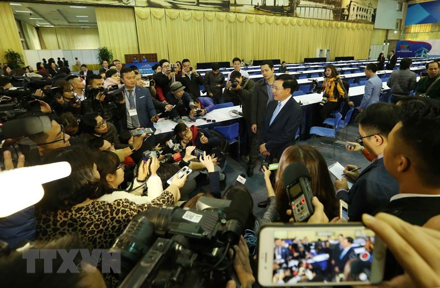 Le vice-Premier ministre et ministre des Affaires étrangères Pham Binh Minh réponde aux interview des organes de presse dans et hors du pays.