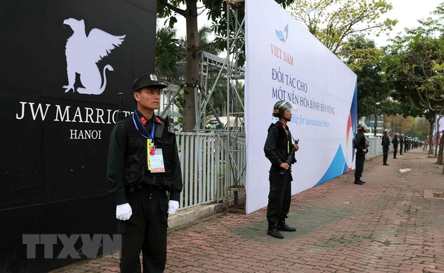 La force de la police mobile est présente autour de l'hôtel JW Marriott. Photo : VNA