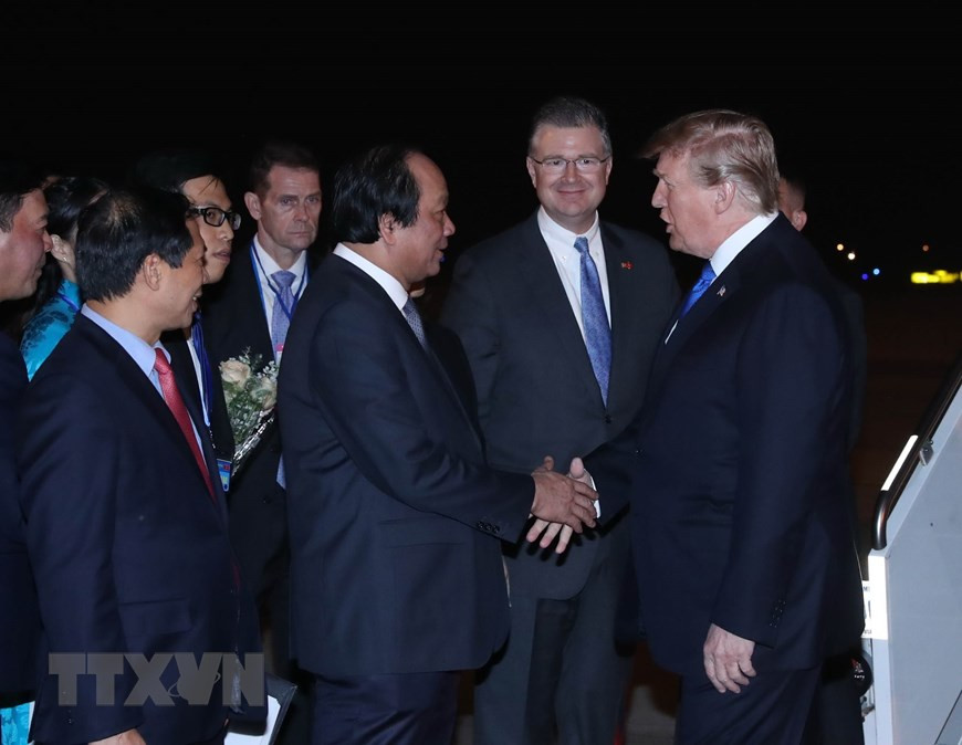  Le ministre et président du bureau du gouvernement, Mai Tiên Dung, le vice-ministre des Affaires étrangères, Bui Thanh Son, l'ambassadeur des États-Unis au Vietnam, Daniel Kritenbrink, et des officiels des deux pays ont accueilli le président américain Donald Trump à l'aéroport international de Nôi Bai.