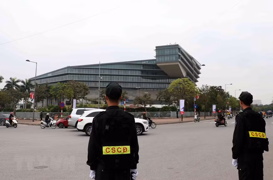  Des habitants de Hanoi avec des drapeaux et des fleurs dans la main accueillent le président américain Donald Trump au Vietnam pour le 2e sommet Etats-Unis-RPDC qui se tiendra les 27 et 28 février. 