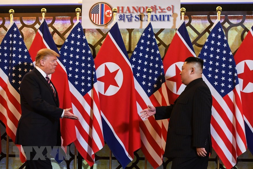 Le président américain Donald Trump (gauche) et le président du Parti des travailleurs de Corée et président de la Commission des affaires de l’État de la République populaire démocratique de Corée, Kim Jong-un, à Hanoi. Photo : VNA
