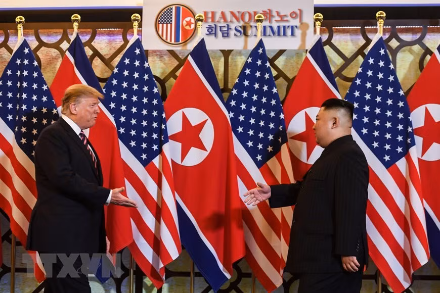 Le président américain Donald Trump (gauche) et le président du Parti des travailleurs de Corée et président de la Commission des affaires de l’État de la République populaire démocratique de Corée, Kim Jong-un, à Hanoi. Photo : VNA