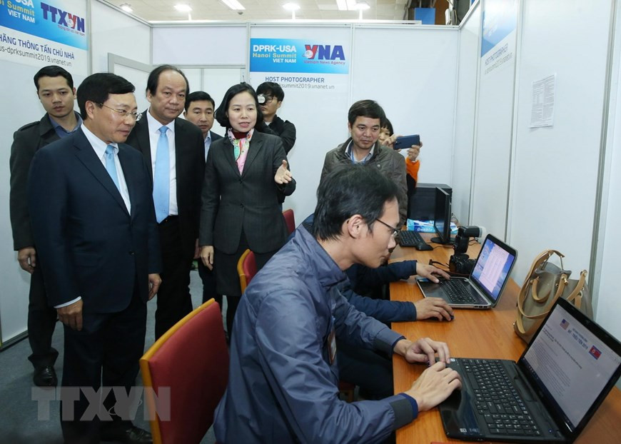 La vice-directrice gérérale de la VNA Vu Viêt Trang informe le vice-Premier ministre Pham Binh Minh du travail de préapratifs des informations sur le 2e sommet Etats-Unis-République populaire démocratique de Corée.