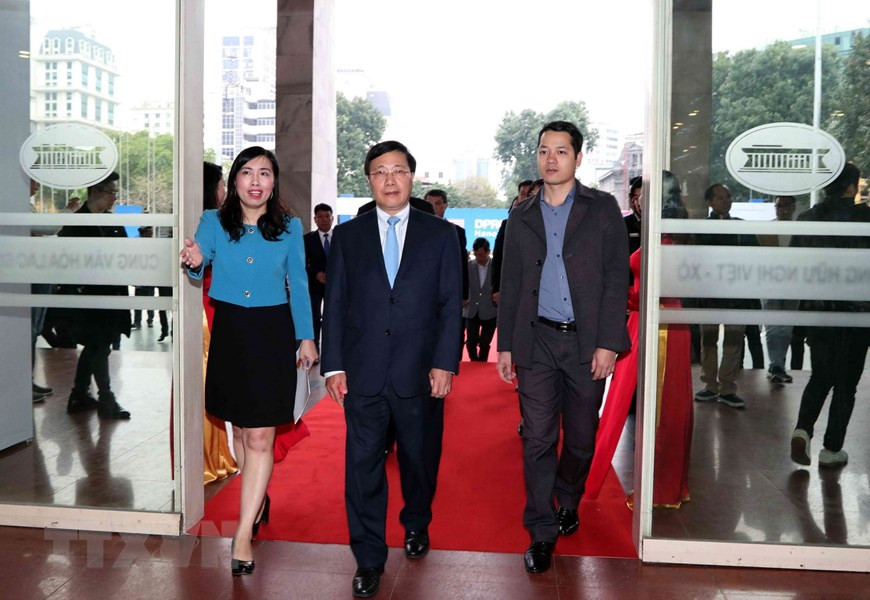 Le vice-Premier ministre et ministre des Affaires étrangères du Vietnam, Pham Binh Minh, et des délégués visitent le Centre.