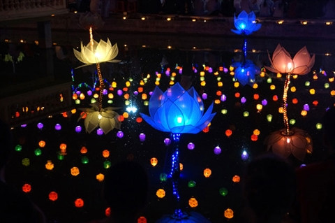 Des illuminations sur un lac. Photo : CVN