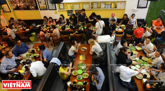 Les nouilles Quang, un plat inoubliable pour les touristes vietnamiens et étrangers 